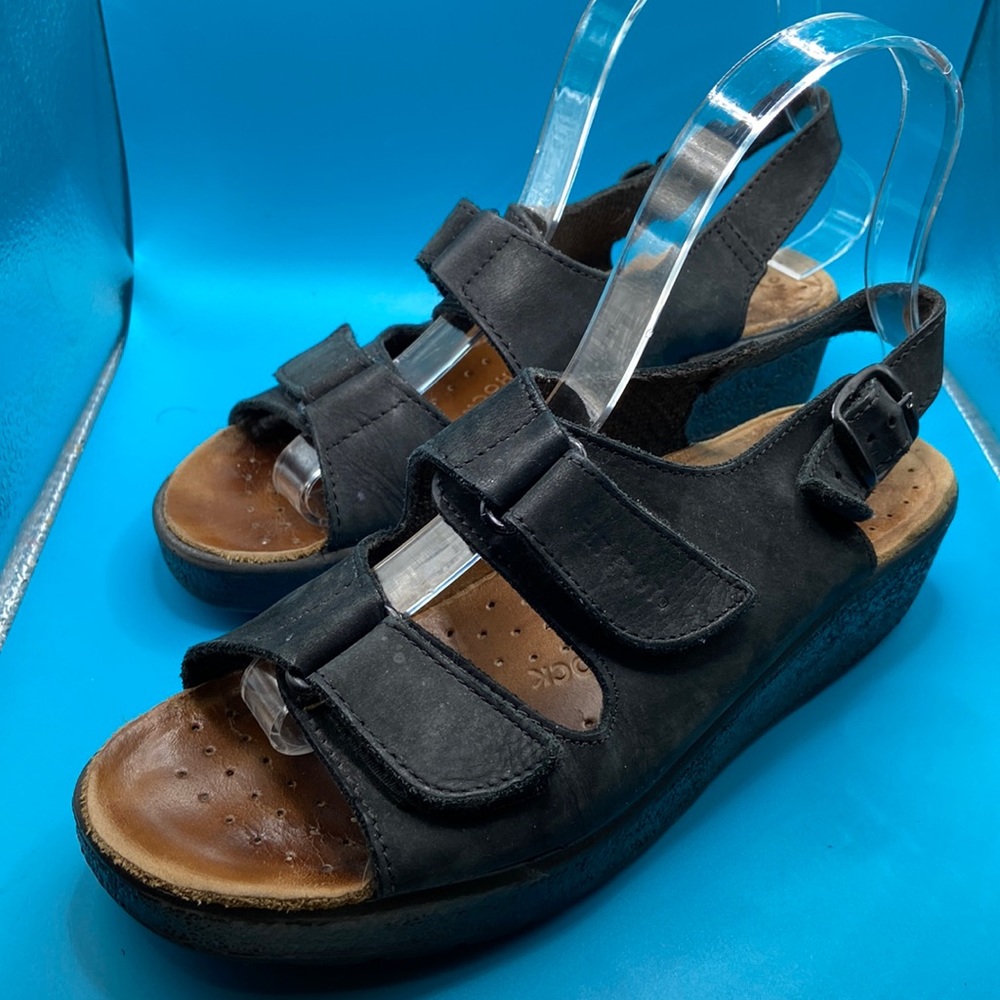 Fly Flot Women’s Size US 5.5 Black Wedge Leather Hook Loop Buckle Sandals.